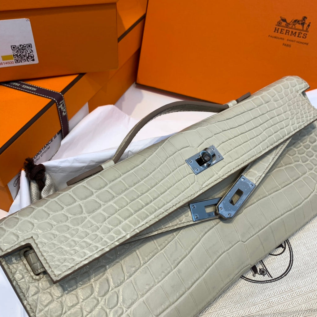 KELLY CUT 31 IN PERLGRAUEM ALLIGATORLEDER MIT SILBERNEN BESCHLÄGEN (AUF BESTELLUNG GEFERTIGT)