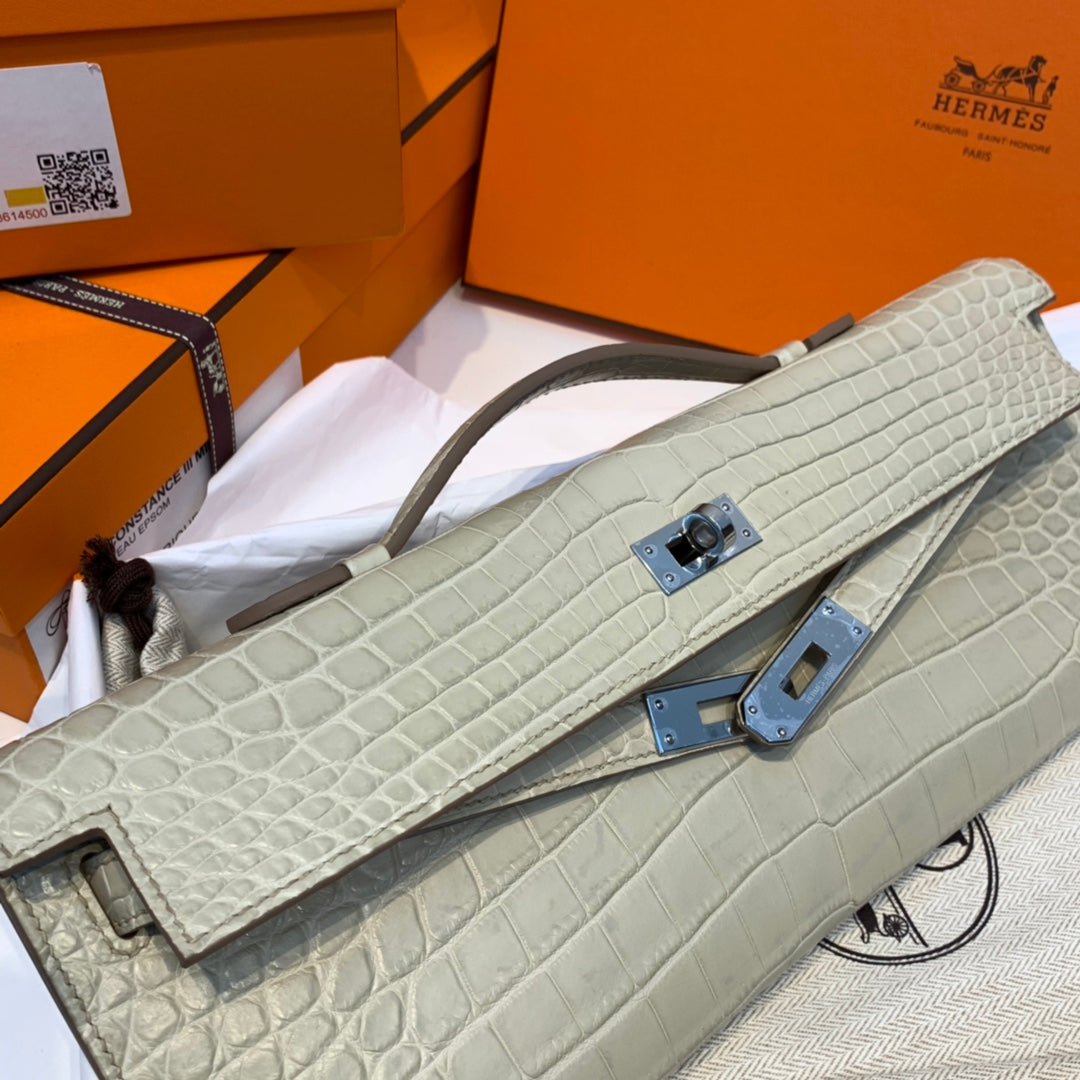 KELLY CUT 31 IN PERLGRAUEM ALLIGATORLEDER MIT SILBERNEN BESCHLÄGEN (AUF BESTELLUNG GEFERTIGT)