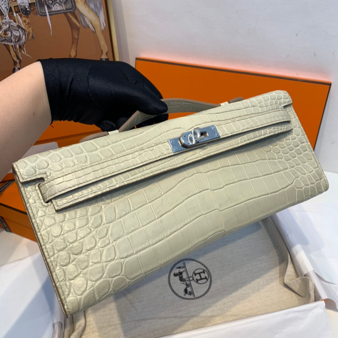 KELLY CUT 31 IN PERLGRAUEM ALLIGATORLEDER MIT SILBERNEN BESCHLÄGEN (AUF BESTELLUNG GEFERTIGT)