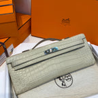 KELLY CUT 31 IN PERLGRAUEM ALLIGATORLEDER MIT SILBERNEN BESCHLÄGEN (AUF BESTELLUNG GEFERTIGT)