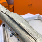 KELLY CUT 31 IN PERLGRAUEM ALLIGATORLEDER MIT SILBERNEN BESCHLÄGEN (AUF BESTELLUNG GEFERTIGT)