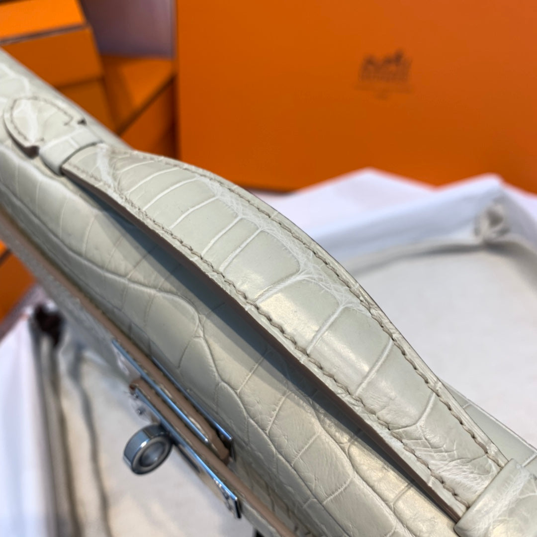 KELLY CUT 31 IN PERLGRAUEM ALLIGATORLEDER MIT SILBERNEN BESCHLÄGEN (AUF BESTELLUNG GEFERTIGT)