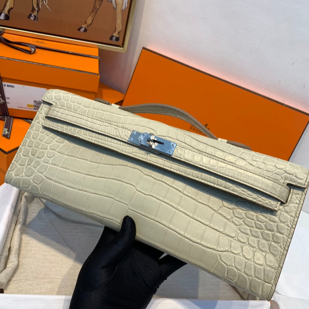 KELLY CUT 31 IN PERLGRAUEM ALLIGATORLEDER MIT SILBERNEN BESCHLÄGEN (AUF BESTELLUNG GEFERTIGT)