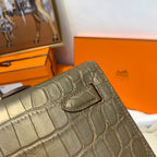 KELLY CUT 31 IN MOCHA-BRAUNEM ALLIGATORLEDER MIT GOLDENEN BESCHLÄGEN (AUF BESTELLUNG GEFERTIGT)