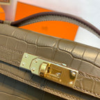 KELLY CUT 31 IN MOCHA-BRAUNEM ALLIGATORLEDER MIT GOLDENEN BESCHLÄGEN (AUF BESTELLUNG GEFERTIGT)