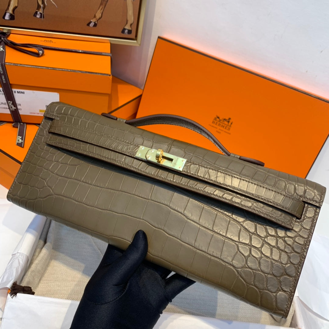 KELLY CUT 31 IN MOCHA-BRAUNEM ALLIGATORLEDER MIT GOLDENEN BESCHLÄGEN (AUF BESTELLUNG GEFERTIGT)