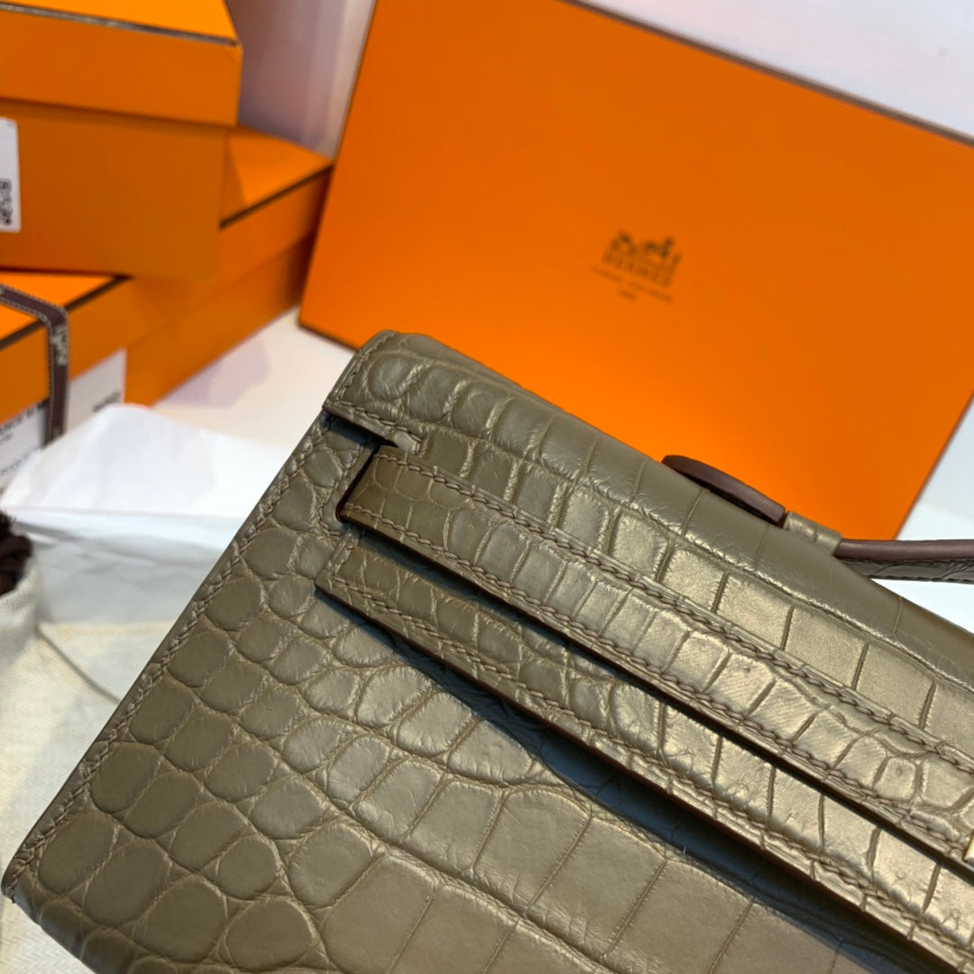 KELLY CUT 31 IN MOCHA-BRAUNEM ALLIGATORLEDER MIT GOLDENEN BESCHLÄGEN (AUF BESTELLUNG GEFERTIGT)