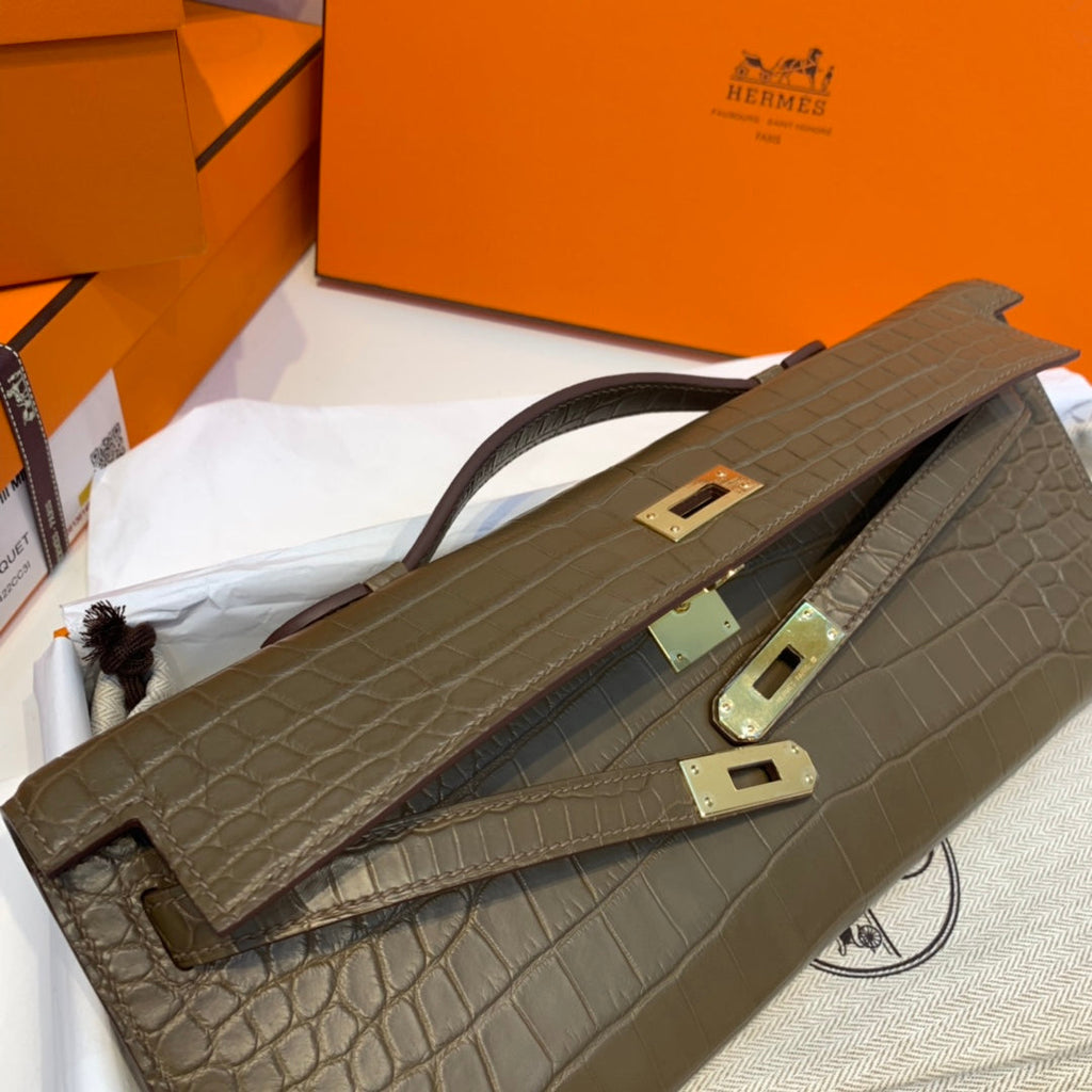 KELLY CUT 31 IN MOCHA-BRAUNEM ALLIGATORLEDER MIT GOLDENEN BESCHLÄGEN (AUF BESTELLUNG GEFERTIGT)