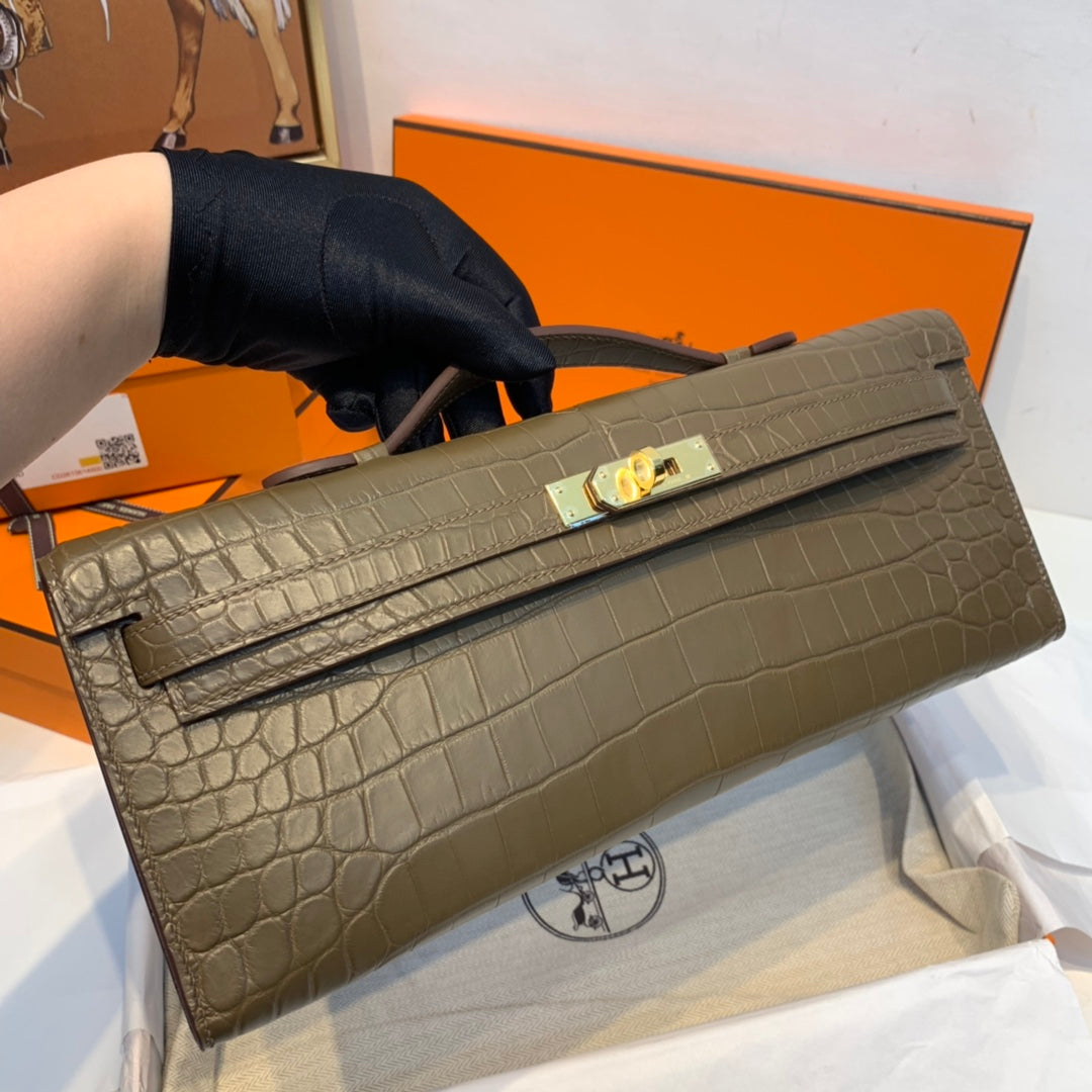 KELLY CUT 31 IN MOCHA-BRAUNEM ALLIGATORLEDER MIT GOLDENEN BESCHLÄGEN (AUF BESTELLUNG GEFERTIGT)