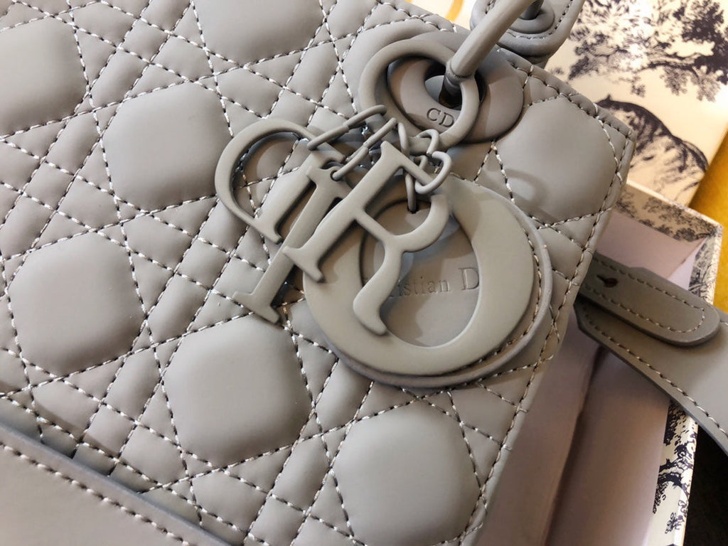 MITTLERE DAMEN-20ER-TASCHE IN GRAUEM KALBSLEDER