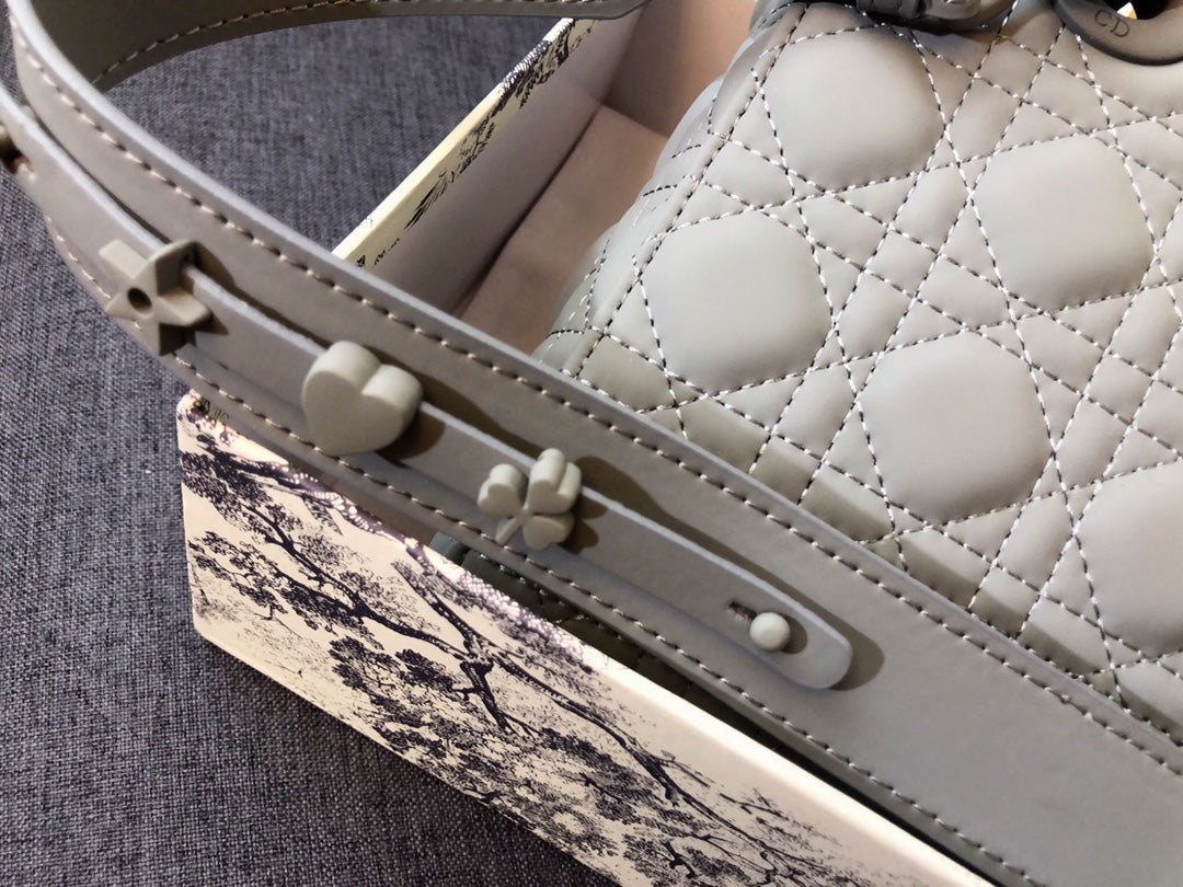 MITTLERE DAMEN-20ER-TASCHE IN GRAUEM KALBSLEDER