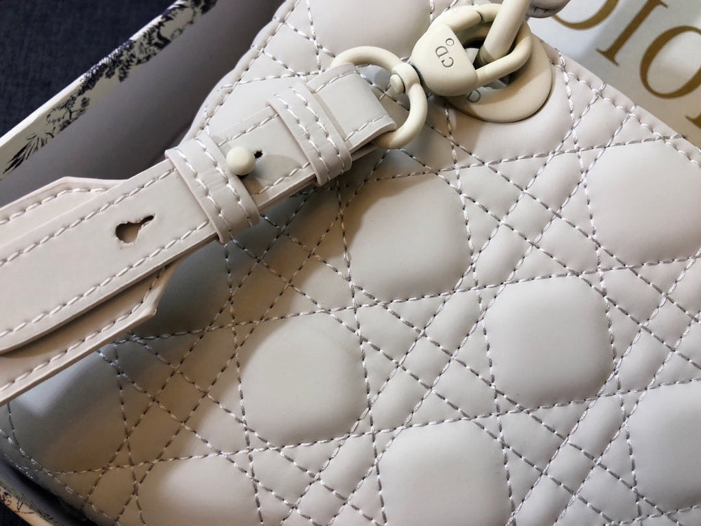 MITTLERE DAMEN-20ER-TASCHE AUS WEISSEM KALBSLEDER