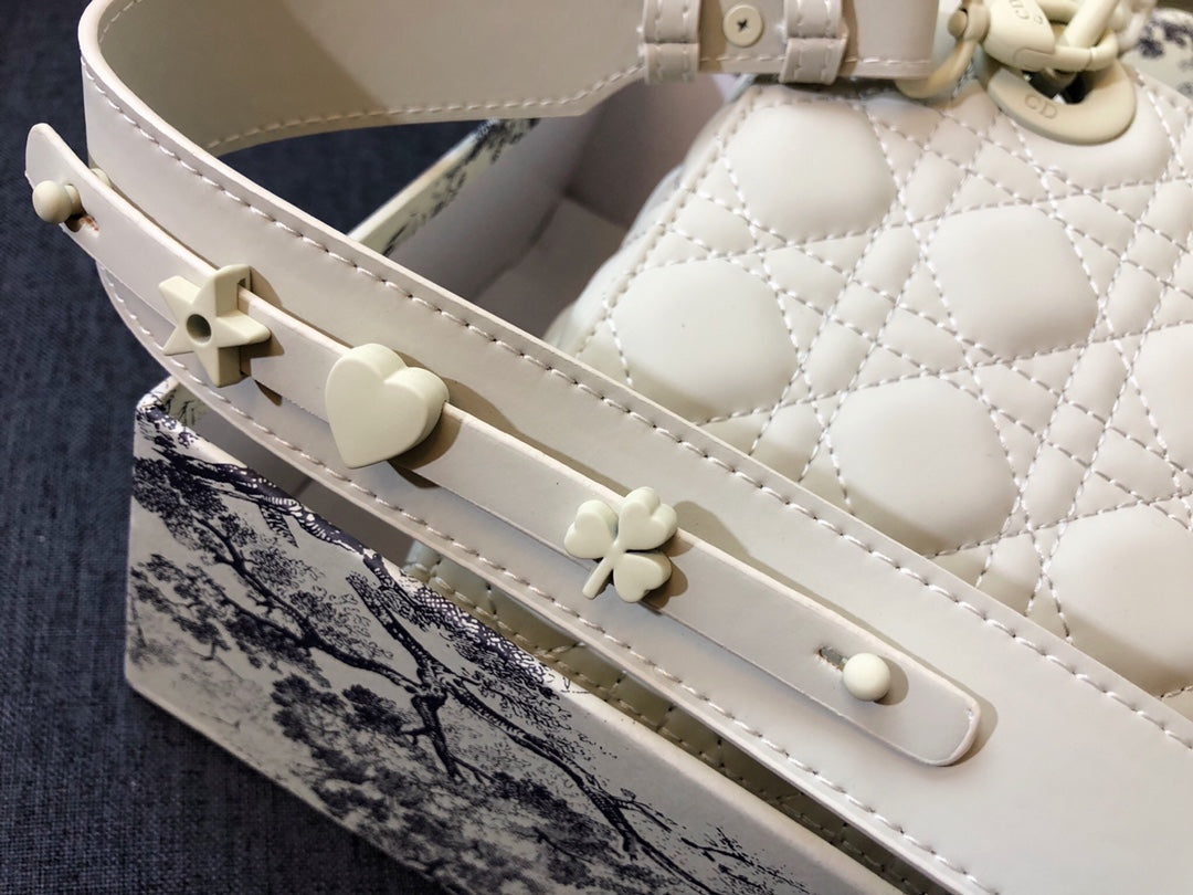 MITTLERE DAMEN-20ER-TASCHE AUS WEISSEM KALBSLEDER