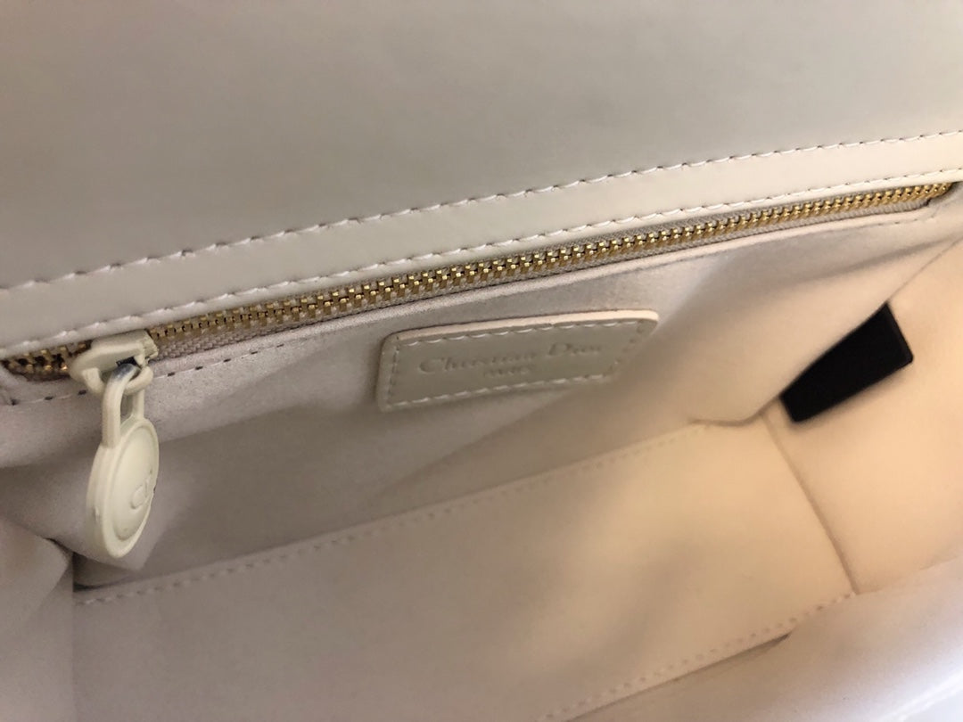 MITTLERE DAMEN-20ER-TASCHE AUS WEISSEM KALBSLEDER