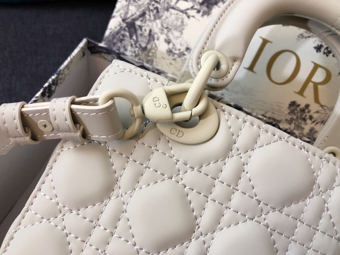 MITTLERE DAMEN-20ER-TASCHE AUS WEISSEM KALBSLEDER