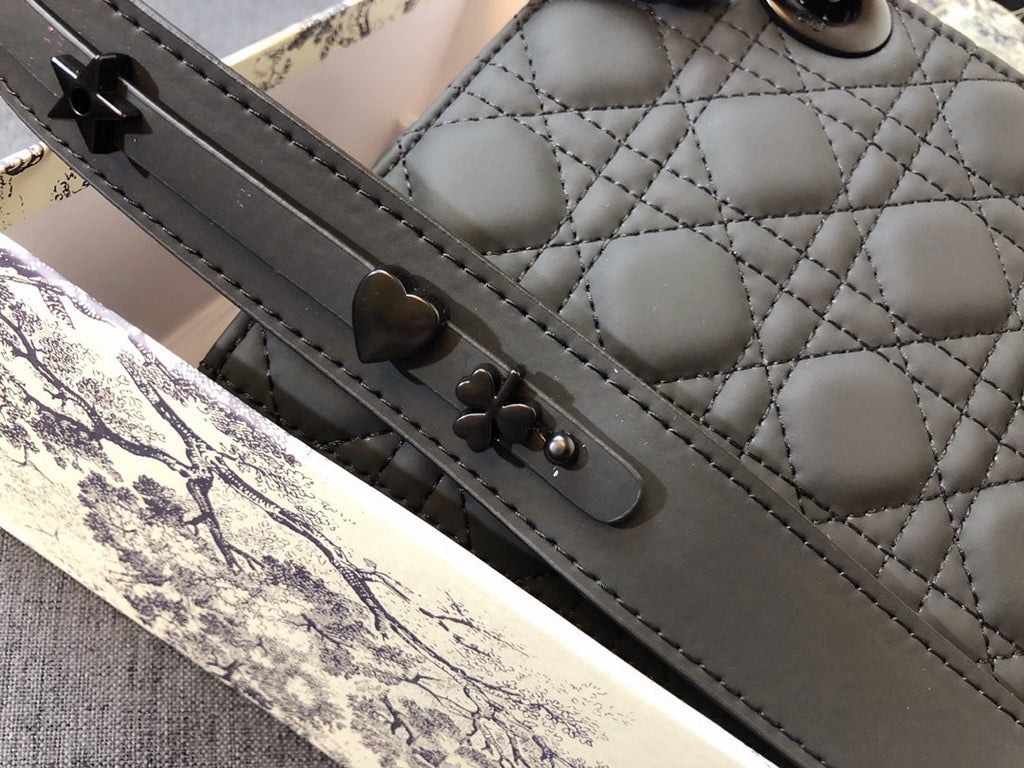 MITTLERE DAMEN-20ER-TASCHE AUS SCHWARZEM KALBSLEDER