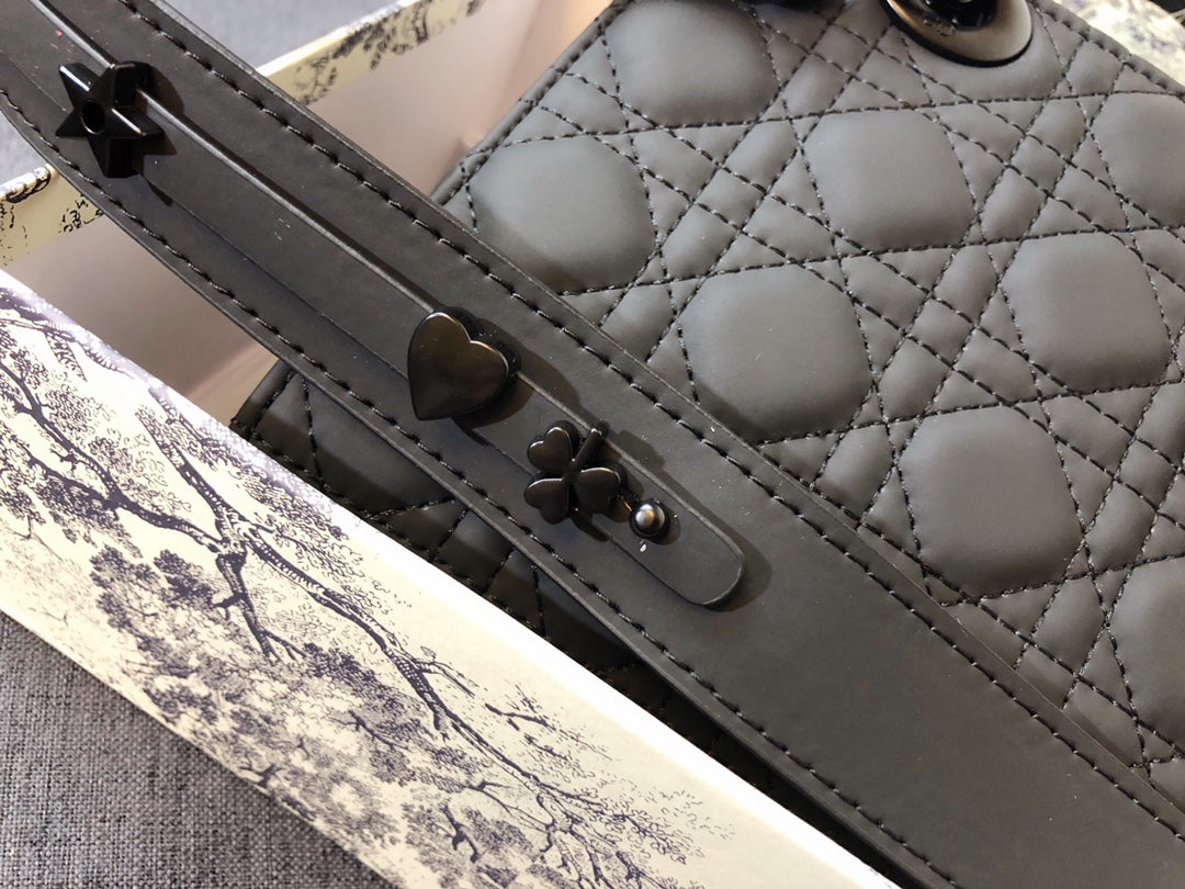 MITTLERE DAMEN-20ER-TASCHE AUS SCHWARZEM KALBSLEDER