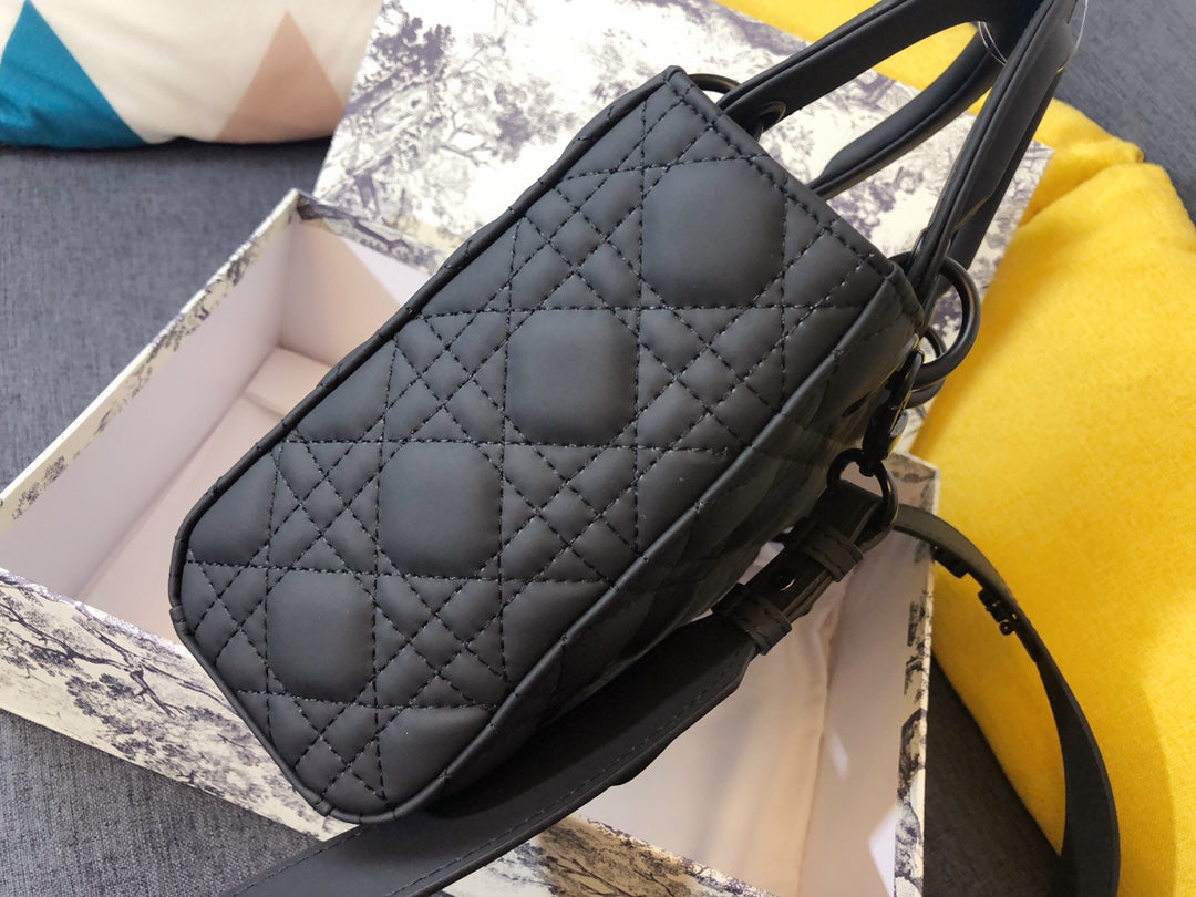 MITTLERE DAMEN-20ER-TASCHE AUS SCHWARZEM KALBSLEDER