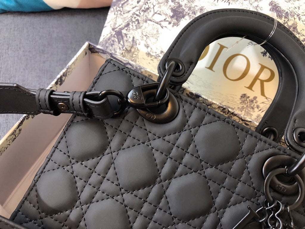 MITTLERE DAMEN-20ER-TASCHE AUS SCHWARZEM KALBSLEDER