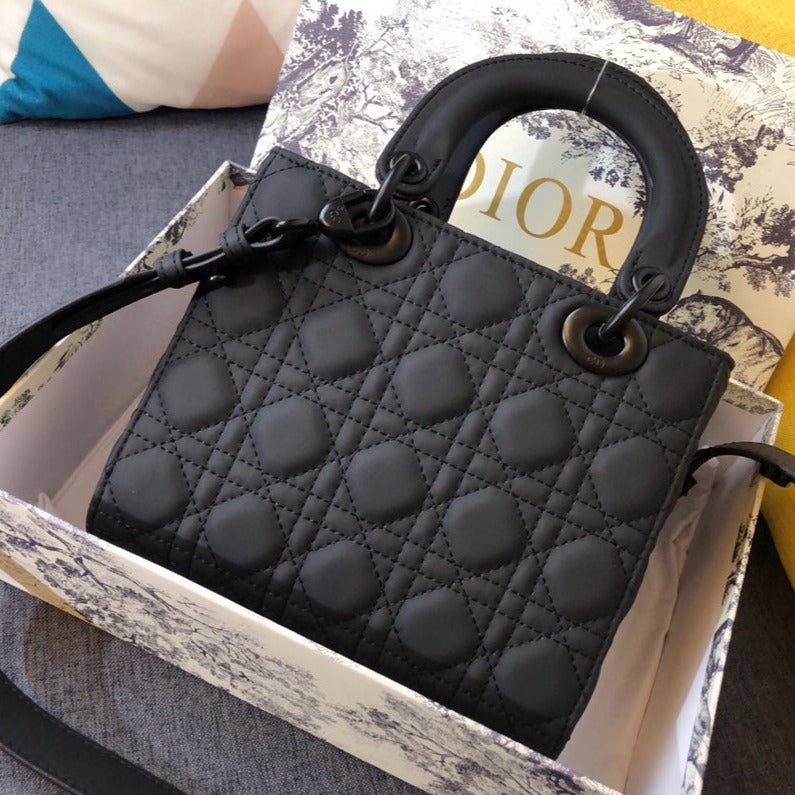 MITTLERE DAMEN-20ER-TASCHE AUS SCHWARZEM KALBSLEDER