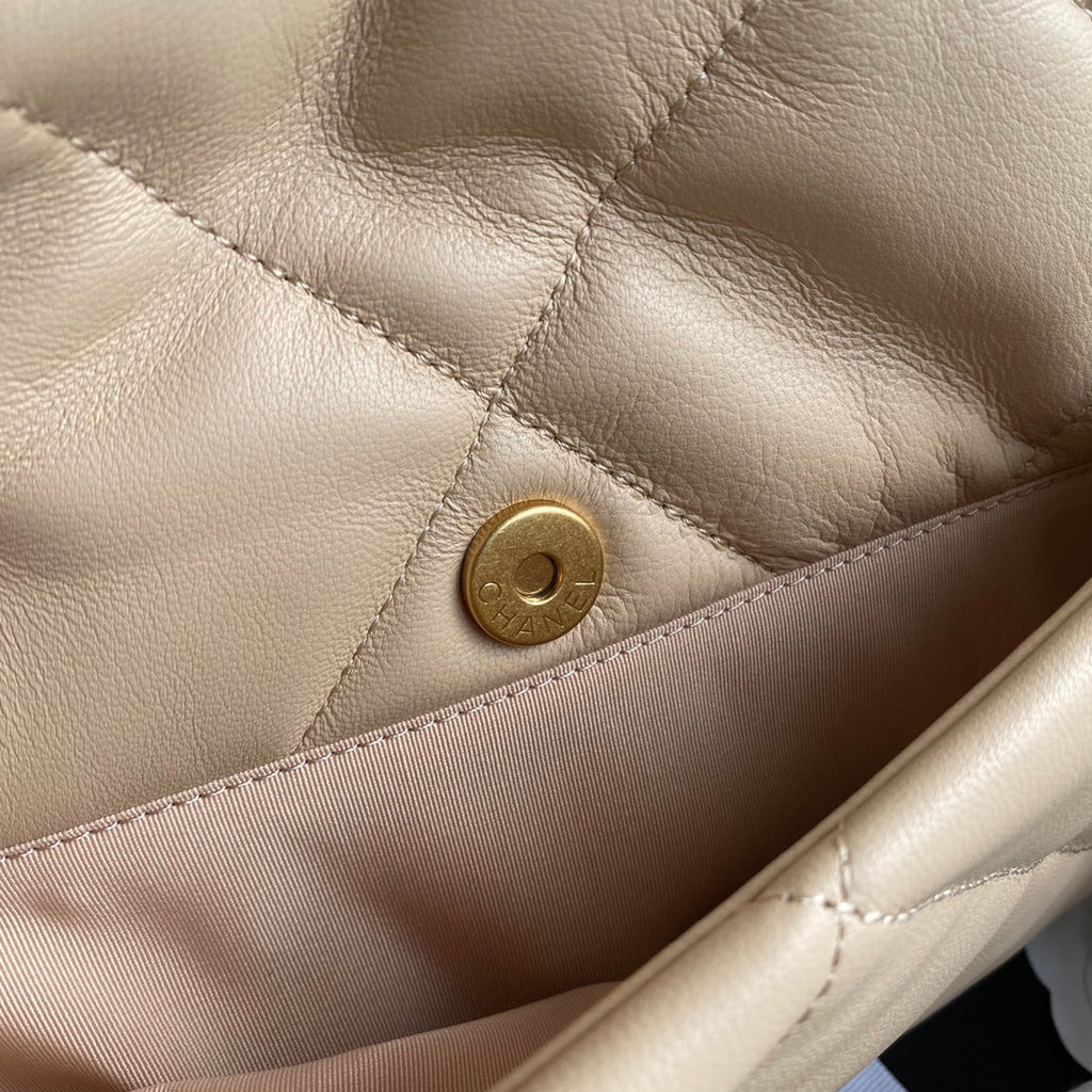 Große CC 30-Klapptasche in beige-cremigem Lammleder