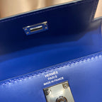 KELLY MINI 20 TASCHE IN MARINEBLAUEM GLATTEM KALBSLEDER MIT SILBERNEN BESCHLÄGEN (AUF BESTELLUNG GEFERTIGT)