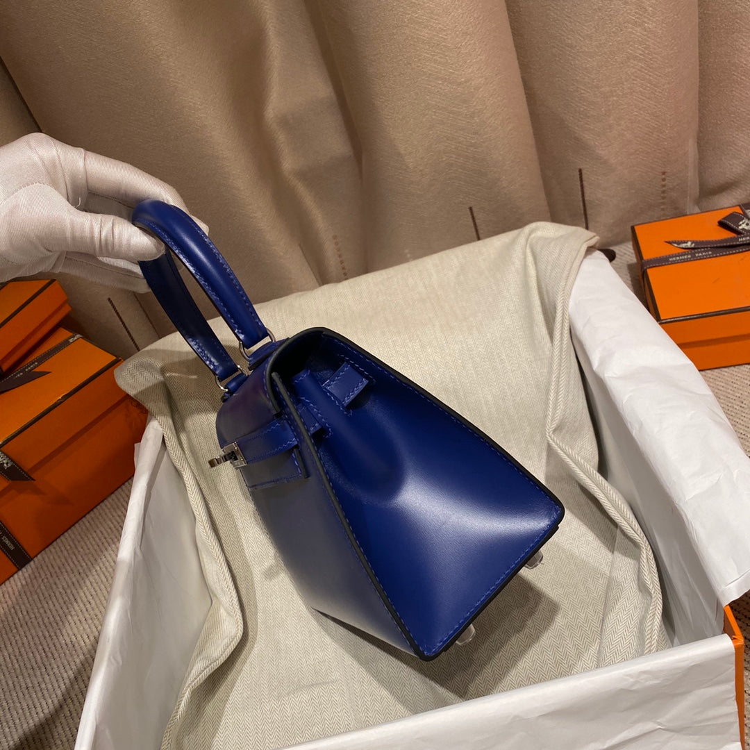 KELLY MINI 20 TASCHE IN MARINEBLAUEM GLATTEM KALBSLEDER MIT SILBERNEN BESCHLÄGEN (AUF BESTELLUNG GEFERTIGT)