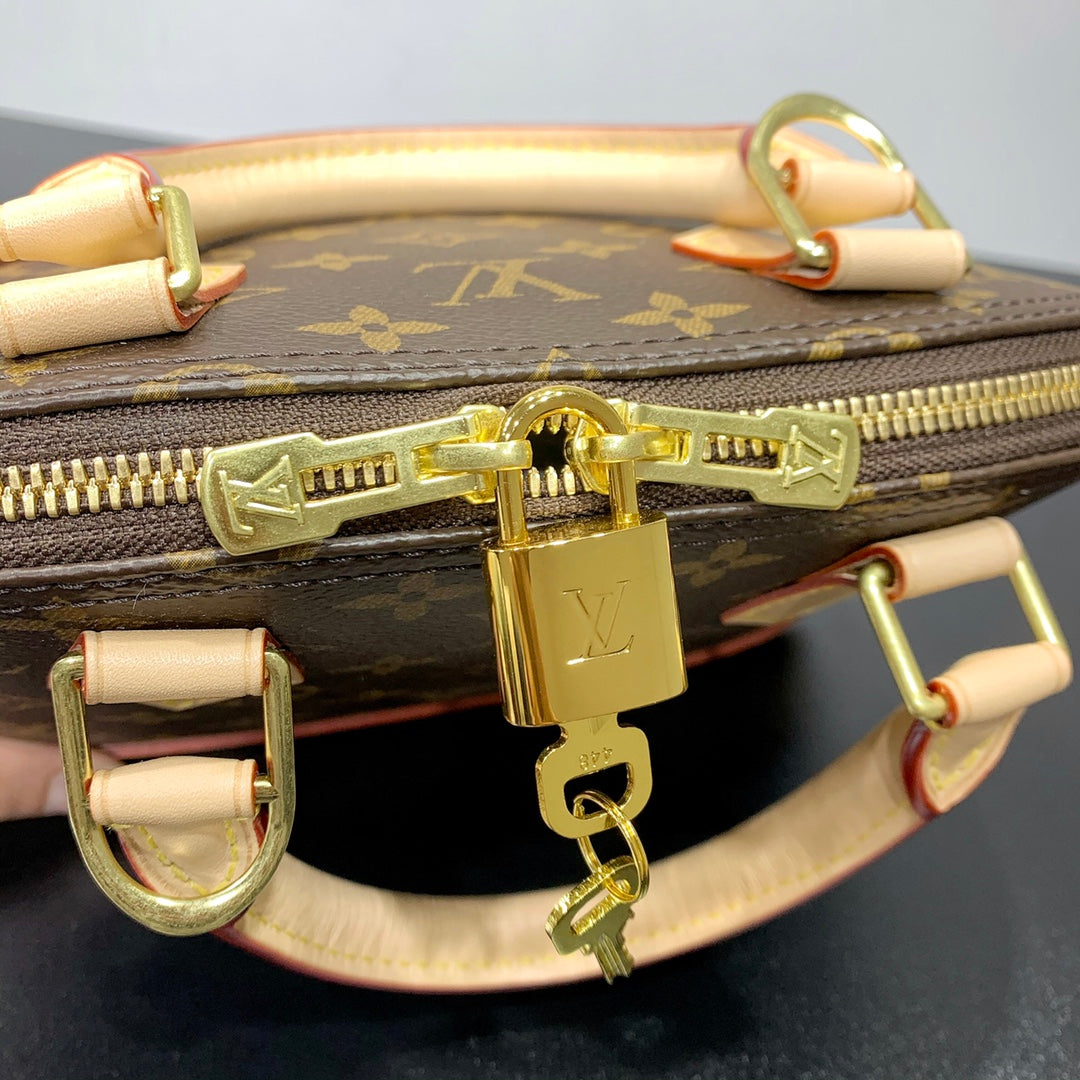 ALMA BB 23 IN BRAUNEM MONOGRAMM-CANVAS UND BEIGEM KALBSLEDERBESATZ MIT GOLDENER SCHNALLE