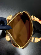 ALMA BB 23 IN BRAUNEM MONOGRAMM-CANVAS UND BEIGEM KALBSLEDERBESATZ MIT GOLDENER SCHNALLE