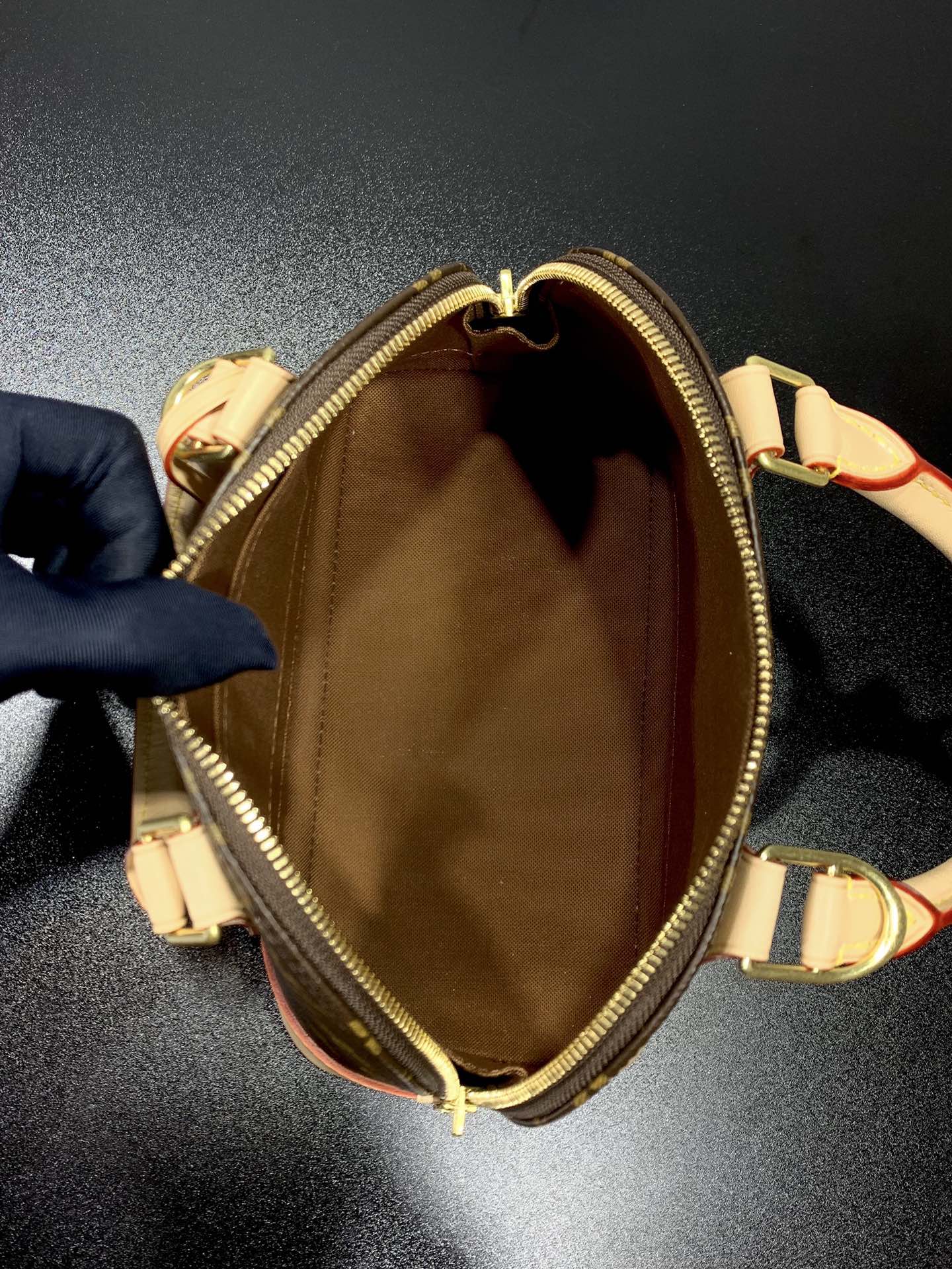 ALMA BB 23 IN BRAUNEM MONOGRAMM-CANVAS UND BEIGEM KALBSLEDERBESATZ MIT GOLDENER SCHNALLE