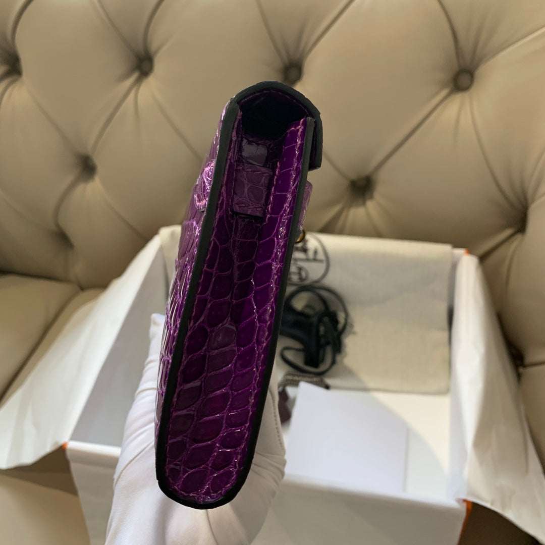 KELLY CUT 31 IN VIOLETT-LILA ALLIGATORLEDER MIT GOLDENEN BESCHLÄGEN (AUF BESTELLUNG GEFERTIGT)