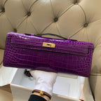 KELLY CUT 31 IN VIOLETT-LILA ALLIGATORLEDER MIT GOLDENEN BESCHLÄGEN (AUF BESTELLUNG GEFERTIGT)