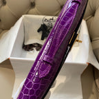 KELLY CUT 31 IN VIOLETT-LILA ALLIGATORLEDER MIT GOLDENEN BESCHLÄGEN (AUF BESTELLUNG GEFERTIGT)