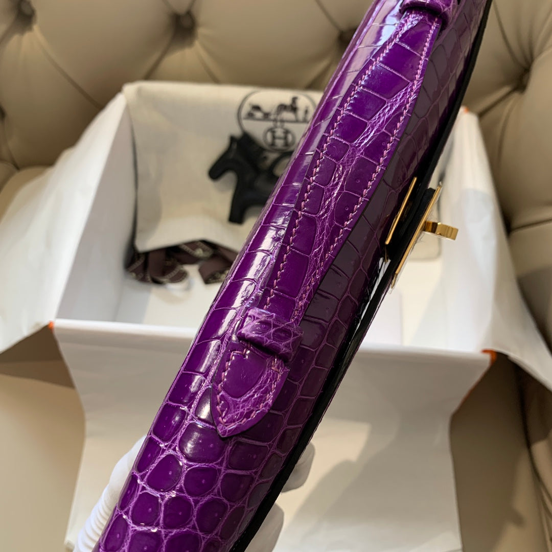 KELLY CUT 31 IN VIOLETT-LILA ALLIGATORLEDER MIT GOLDENEN BESCHLÄGEN (AUF BESTELLUNG GEFERTIGT)