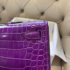 KELLY CUT 31 IN VIOLETT-LILA ALLIGATORLEDER MIT GOLDENEN BESCHLÄGEN (AUF BESTELLUNG GEFERTIGT)