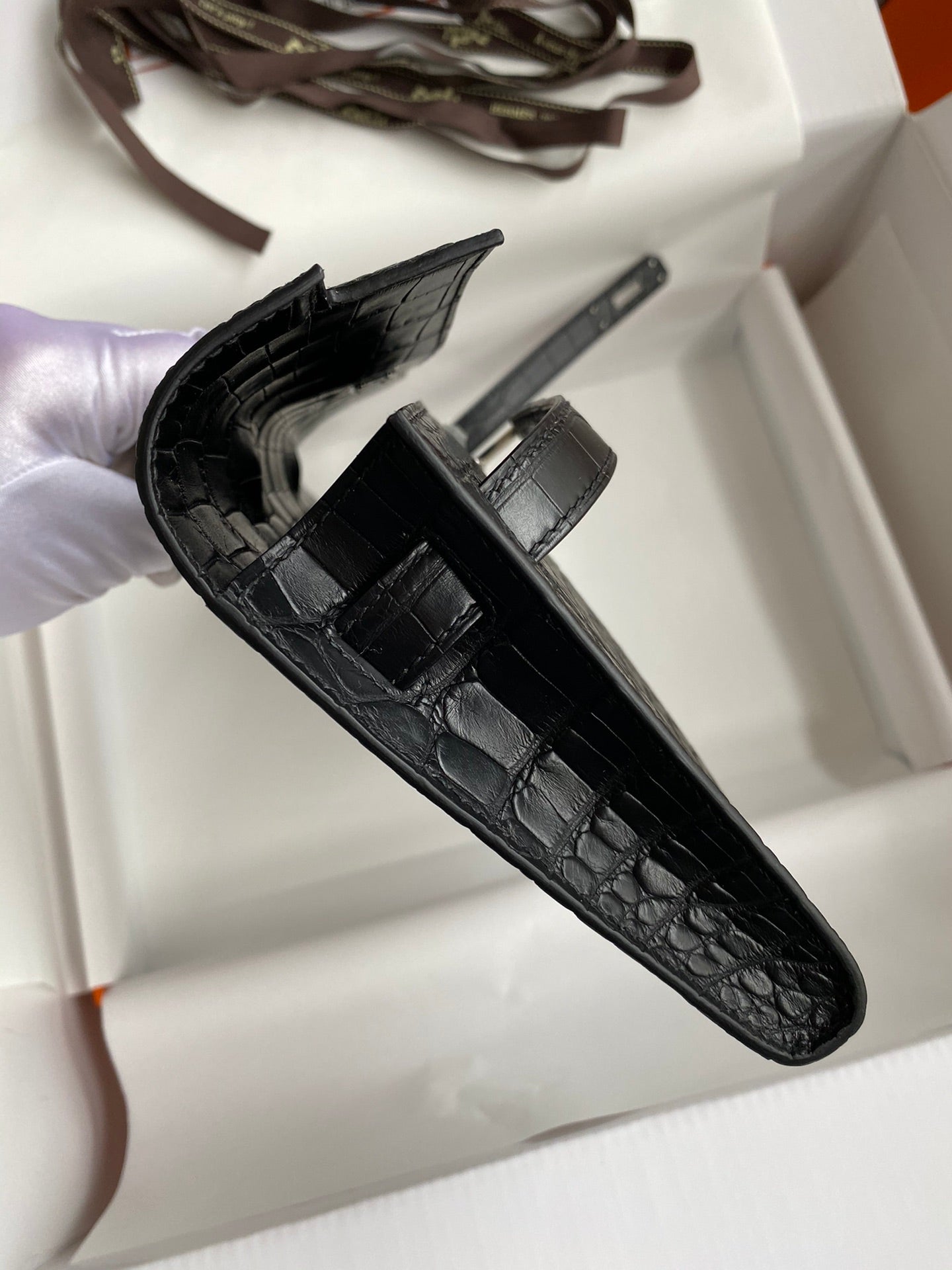 KELLY CUT 31 IN SCHWARZEM ALLIGATORLEDER MIT SILBERNEN BESCHLÄGEN (AUF BESTELLUNG GEFERTIGT)