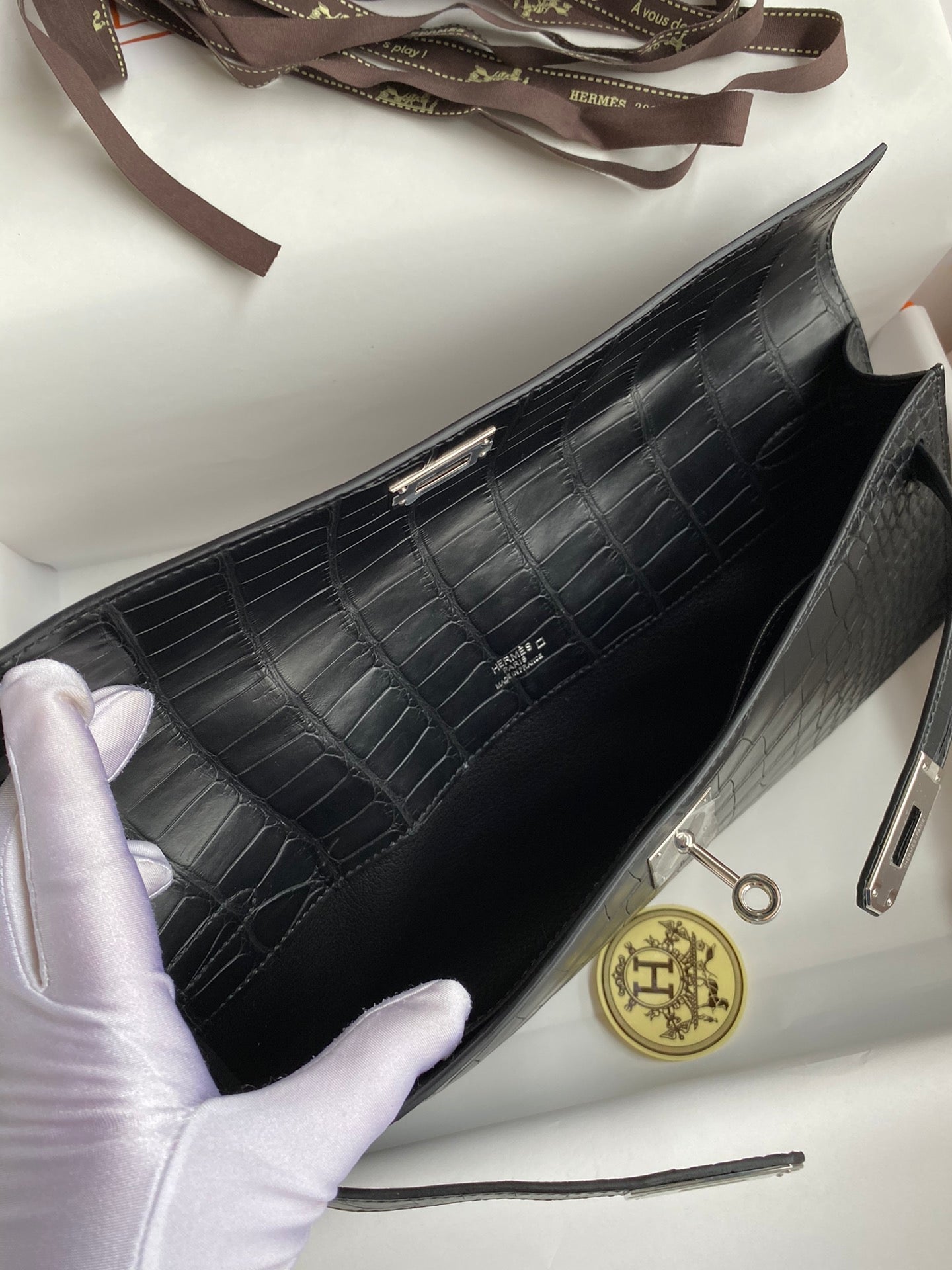 KELLY CUT 31 IN SCHWARZEM ALLIGATORLEDER MIT SILBERNEN BESCHLÄGEN (AUF BESTELLUNG GEFERTIGT)