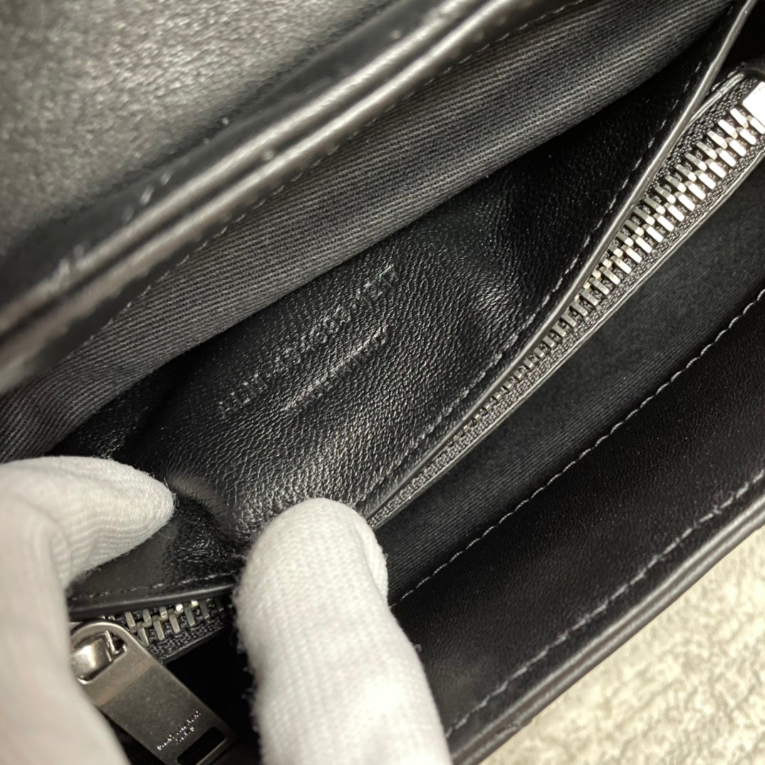 LOULOU SMALL 25 IN SCHWARZES LAMMLEDER SILBERNE BESCHLÄGE