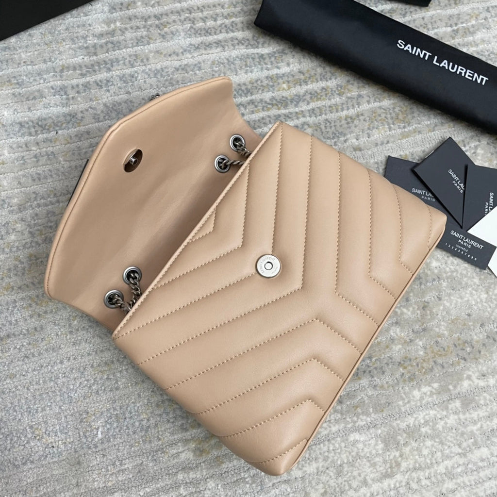 LOULOU SMALL 25 IN BEIGE LAMMLEDER SILBERNE BESCHLÄGE