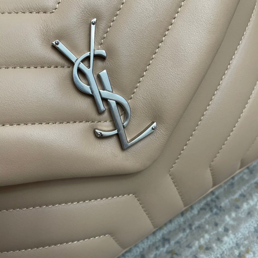 LOULOU SMALL 25 IN BEIGE LAMMLEDER SILBERNE BESCHLÄGE