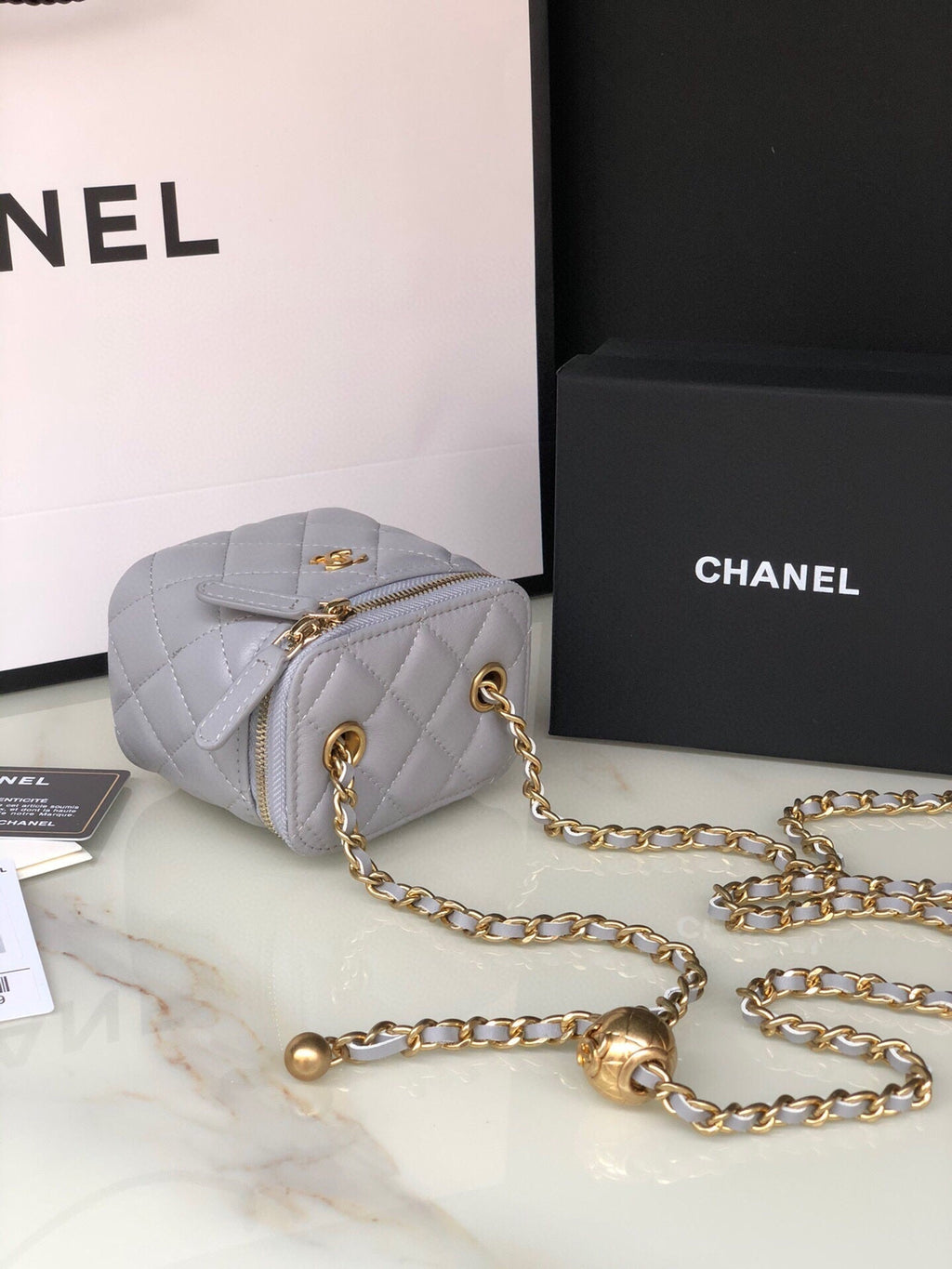 CC MINI 11 Kosmetikkette aus hellgrauem Kalbsleder mit goldenen Beschlägen