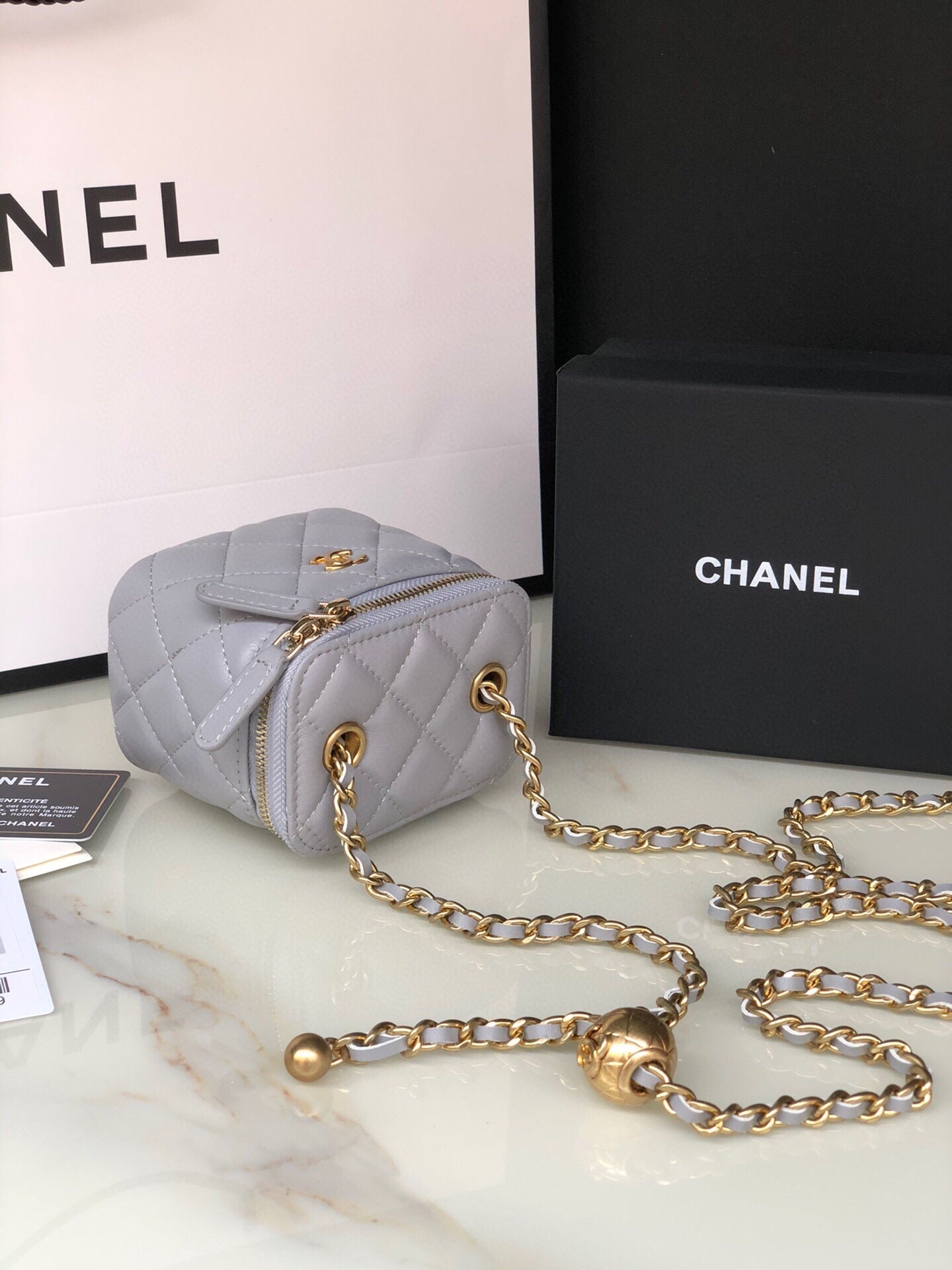 CC MINI 11 Kosmetikkette aus hellgrauem Kalbsleder mit goldenen Beschlägen