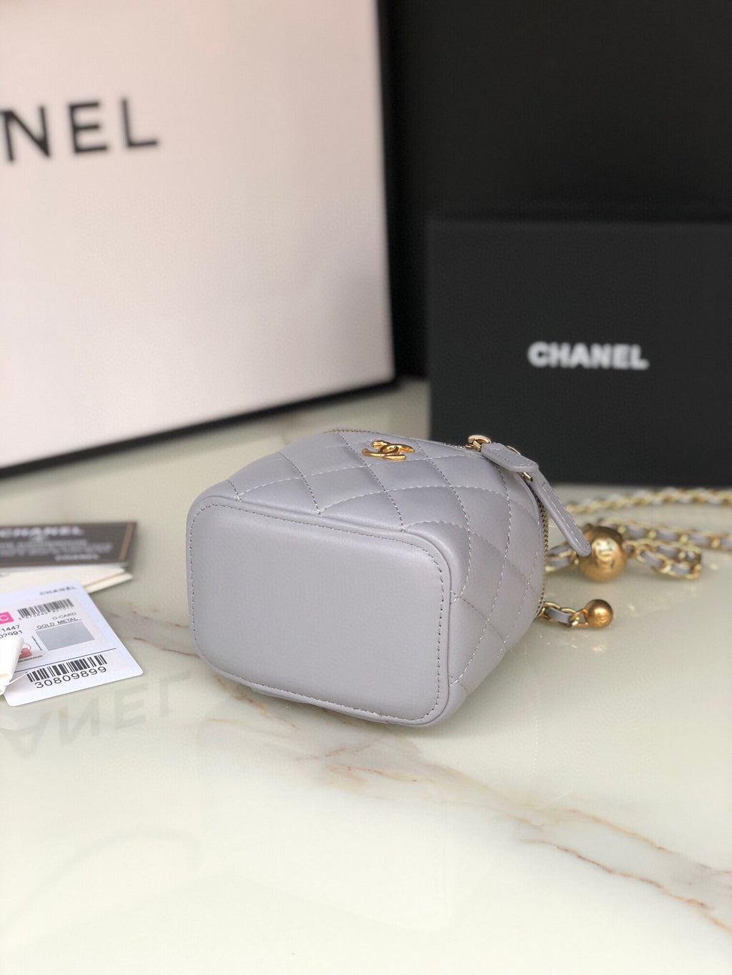 CC MINI 11 Kosmetikkette aus hellgrauem Kalbsleder mit goldenen Beschlägen