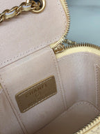 CC MINI 11 Kosmetikkette in dunkelcremefarbenem Kalbsleder mit goldenen Beschlägen