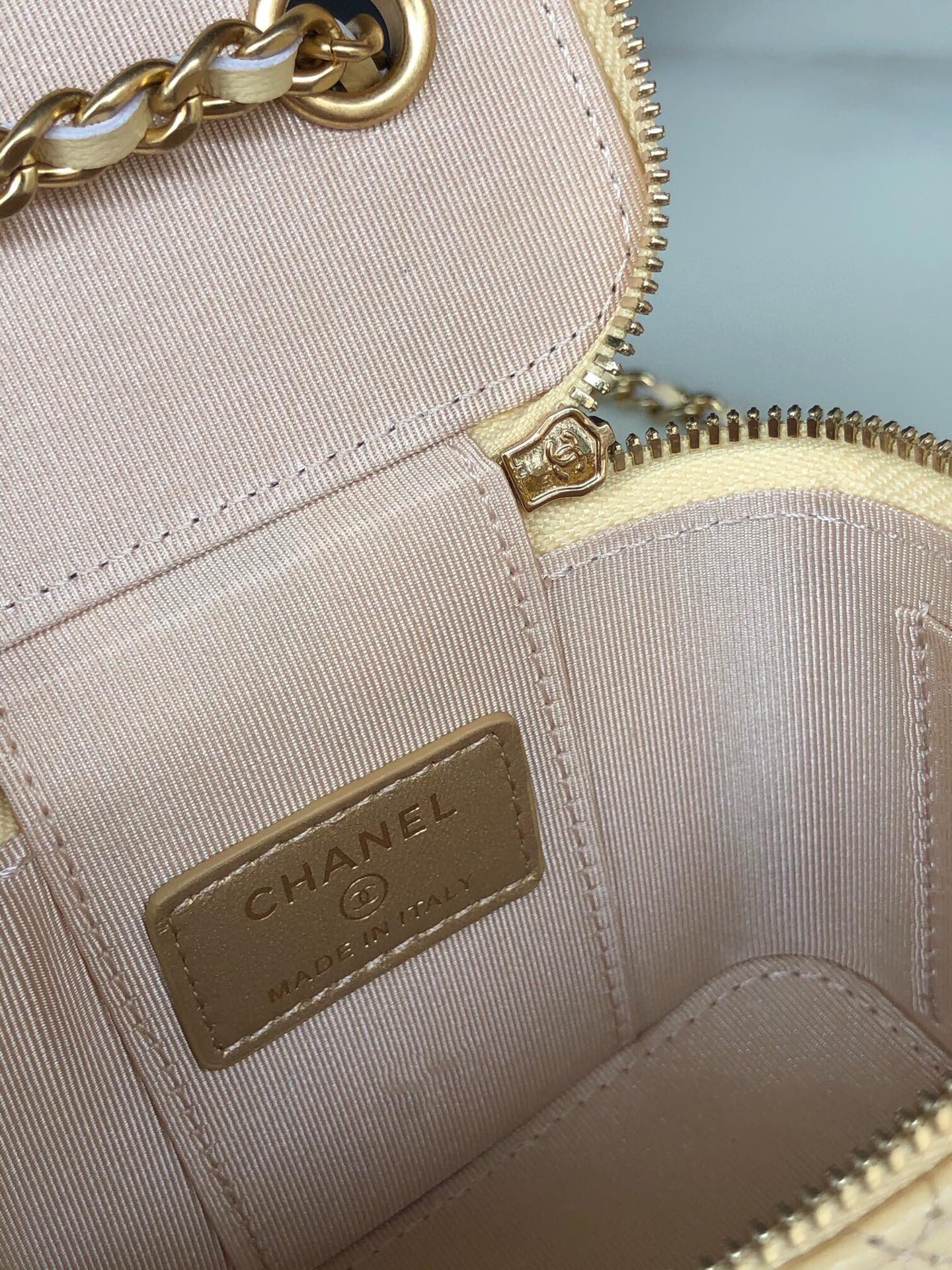 CC MINI 11 Kosmetikkette in dunkelcremefarbenem Kalbsleder mit goldenen Beschlägen