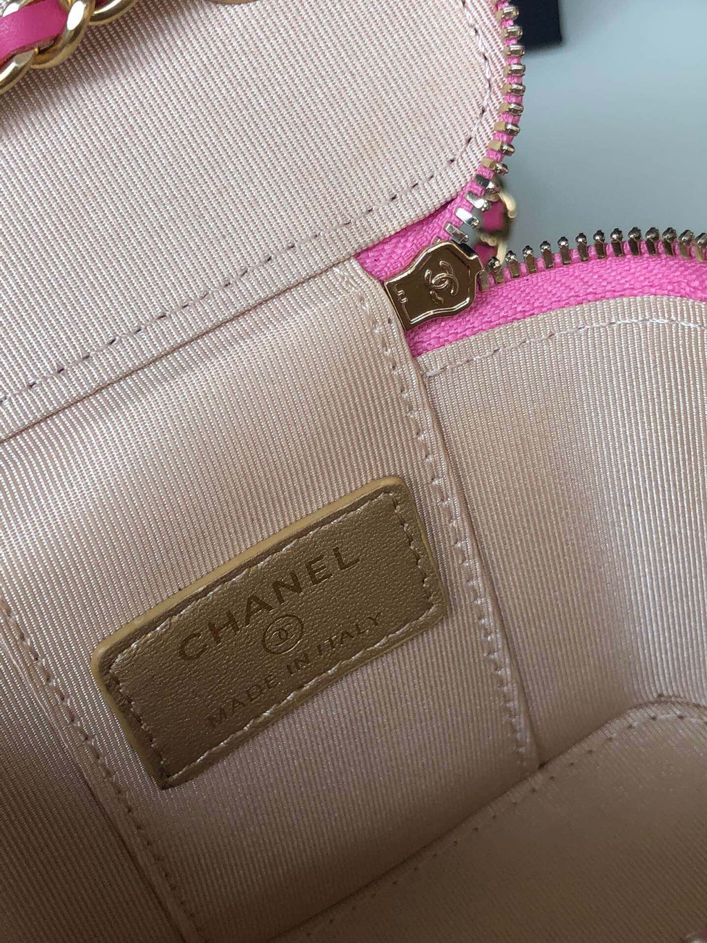 CC MINI 11 Kosmetikkette aus leuchtend pinkfarbenem Kalbsleder mit goldenen Beschlägen