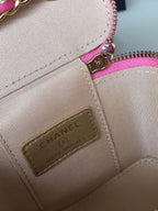 CC MINI 11 Kosmetikkette aus leuchtend pinkfarbenem Kalbsleder mit goldenen Beschlägen