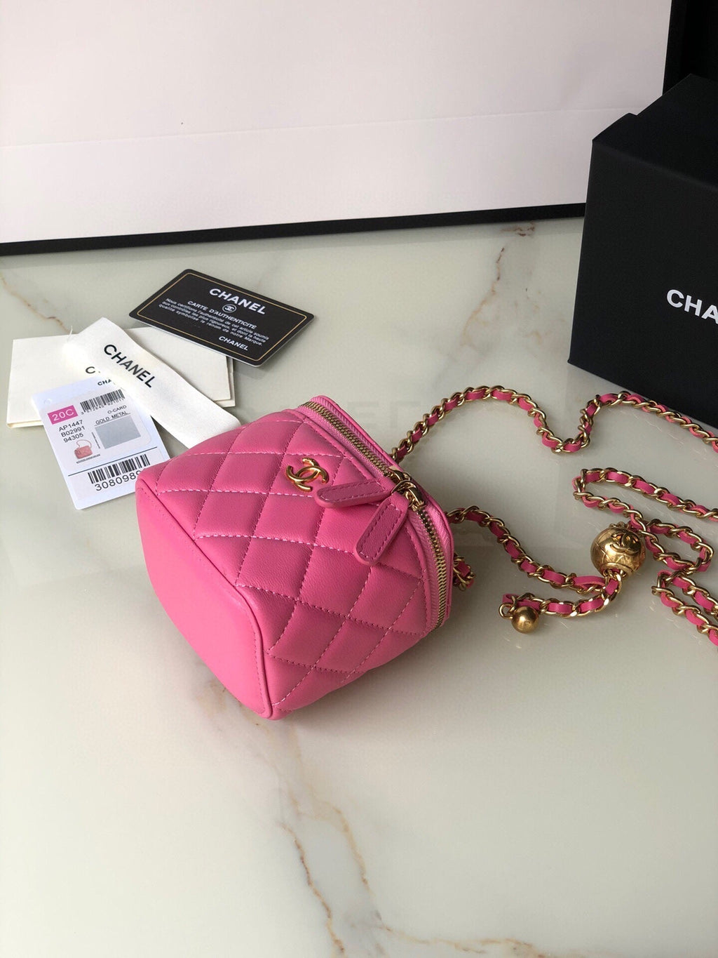 CC MINI 11 Kosmetikkette aus leuchtend pinkfarbenem Kalbsleder mit goldenen Beschlägen