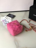 CC MINI 11 Kosmetikkette aus leuchtend pinkfarbenem Kalbsleder mit goldenen Beschlägen