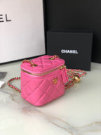 CC MINI 11 Kosmetikkette aus leuchtend pinkfarbenem Kalbsleder mit goldenen Beschlägen